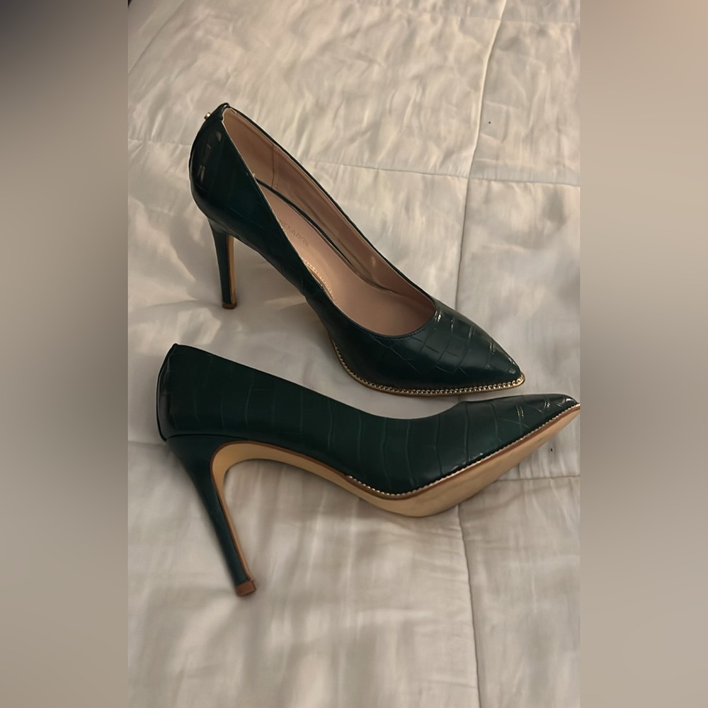 Animal skin green pumps